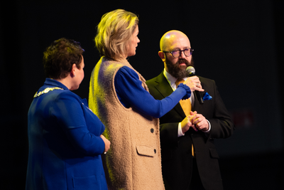 911179 Afbeelding van de 1-jarige herdenking van de Russische inval in de Oekraïne in de Jaarbeurs te Utrecht, met ...